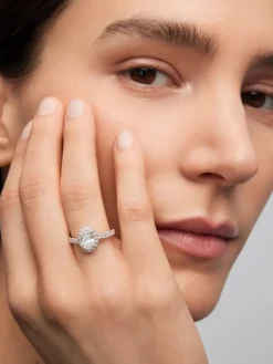Anillo de oro blanco de 18K con diamante en talla oval de 1,03 cts y 30 diamantes en talla brillante con un total de 0,43 cts
