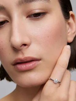 Anillo de oro blanco de 18K de diamantes en pavé