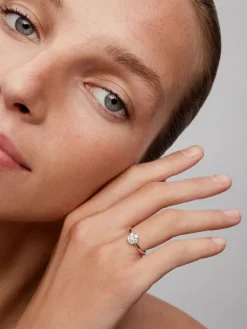 Anillo de oro blanco de 18K con orla de 6 diamantes en talla brillante con un total de 0,4 cts