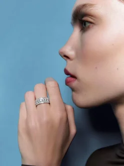 Anillo de oro blanco de 18K con 43 diamantes en talla brillante con un total de 1,97 cts