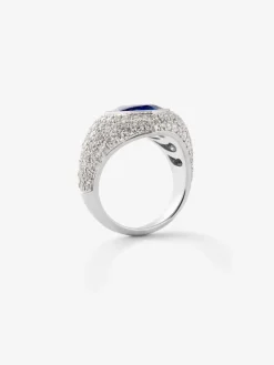 Anillo de oro blanco de 18K con 101 diamantes en talla brillante con un total de 2,22 cts y zafiro azul en talla corazón de 4,47 cts