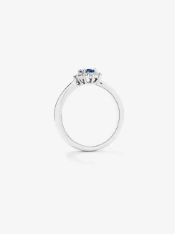 Anillo de oro blanco de 18K con zafiro azul en talla oval de 0,31 cts y diamantes en talla brillante con un total de 0,10 cts