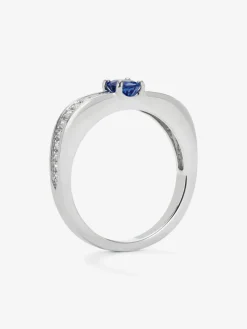 Anillo de oro blanco de 18K con zafiro azul en talla oval de 0,44 cts y 22 diamantes en talla brillante con un total de 0,16 cts
