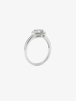 Anillo de oro blanco de 18K con diamante central en talla brillante de 0,4 cts y orla con 2 diamantes en talla baguette con un total de 0,14 cts y 30 en talla brillante con un total de 0,19 cts