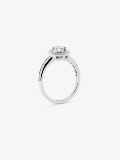 Anillo de oro blanco de 18K con un diamante central en talla brillante de 0,31 cts; 2 en talla baguette con un total de 0,085 cts y 26 en talla brillante con un total de 0,175cts