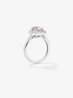 Anillo de oro blanco de 18K con morganita rosa en talla oval de 1,6 cts y 10 diamantes en talla brillante con un total de 0,96 cts