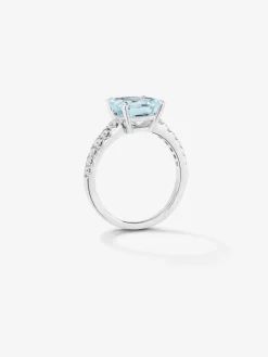 Anillo de oro blanco de 18K con topacio azul sky en talla cushion de 3,72 cts y 12 diamantes en talla brillante con un total de 0,3 cts