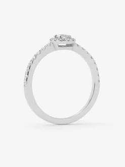 Anillo de oro blanco de 18K con diamante central en talla brillante de 0,15 cts y orla y brazo de 28 diamantes en talla brillante con un total de 0,3 cts