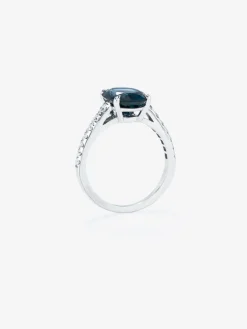Anillo de oro blanco de 18K con topacio azul london en talla oval de 4,25 cts y 14 diamantes en talla brillante con un total de 0,32 cts