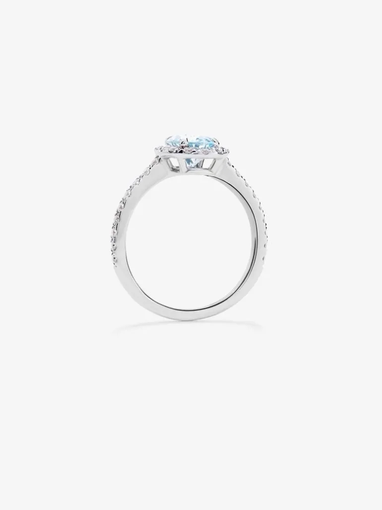 Anillo de oro blanco de 18K con aguamarina en talla oval de 1,6 cts y 32 diamantes en talla brillante con un total de 0,49 cts