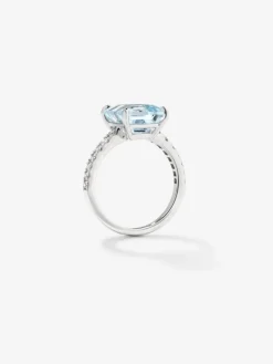 Anillo de oro blanco de 18K con topacio azul sky en talla esmeralda de 4,25 cts y diamantes blancos en talla brillante de 0,31 cts
