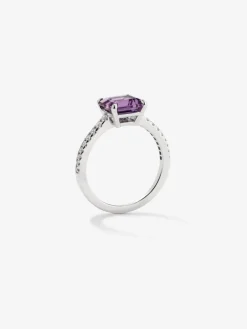 Anillo de oro blanco de 18K con amatista morada en talla radiant de 1,79 cts y 18 diamantes en talla brillante con un total de 0,18 cts