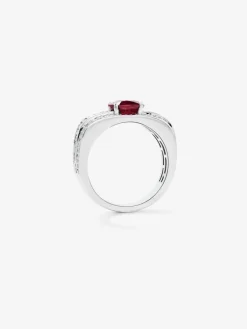 Anillo de oro blanco de 18K con rub&iacute; rojo pigeon blood en talla oval de 1,49 cts y 98 diamantes en talla baguette y brillante con un total de 0,81 cts