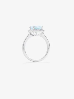 Anillo de oro blanco de 18K con aguamarina en talla oval de 4,29 cts y 16 diamantes en talla brillante con un total de 0,77 cts
