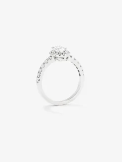 Anillo de oro blanco de 18K con diamante en talla marquise de 0,7 cts y orla y brazo de diamantes en talla brillante con un total de 0,63 cts