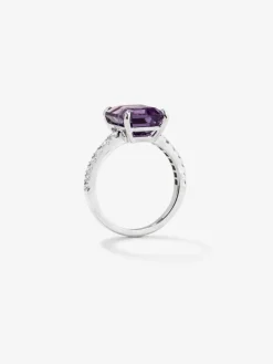 Anillo de oro blanco de 18K con amatista morada en talla esmeralda de 4,25 cts y 14 diamantes en talla brillante con un total de 0,32 cts