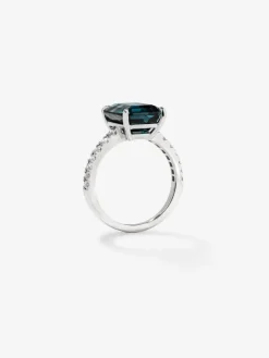 Anillo de oro blanco de 18K con topacio azul london en talla esmeralda de 4,25 cts y 14 diamantes en talla brillante con un total de 0,32 cts