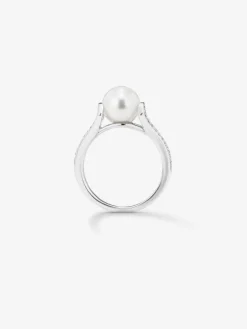 Anillo de oro blanco de 18K con perla akoya de 8mm y 60 diamantes en talla brillante con un total de 0,23 cts