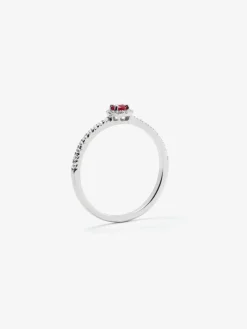 Anillo de oro blanco de 18K con rub&iacute; rojo en talla brillante de 0,1 cts y orla y brazo de 28 diamantes en talla brillante con un total de 0,2 cts