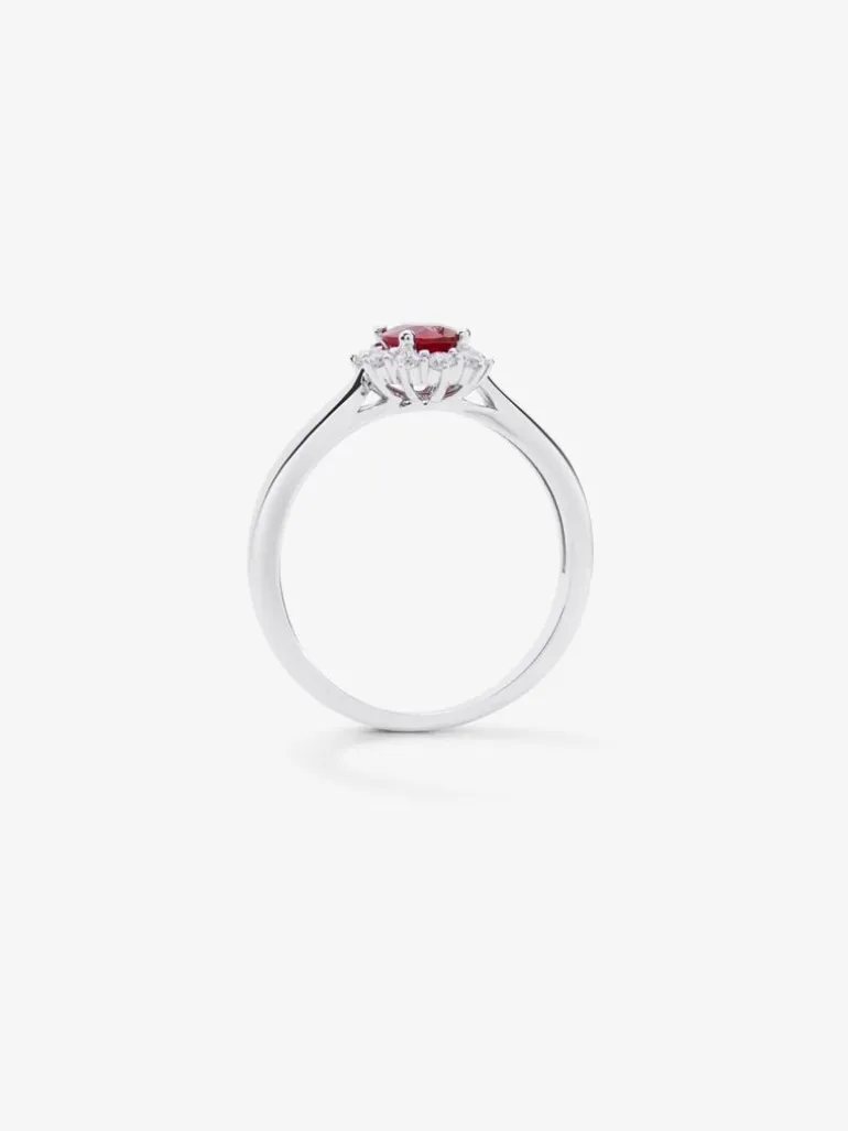Anillo de oro blanco de 18K con rubí 0,45 cts y diamantes 0,2 cts