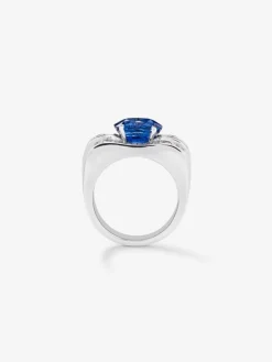 Anillo de oro blanco de 18K con zafiro azul en talla oval 3,69 cts y 52 diamantes en talla princesa y brillante con un total de 1,71 cts