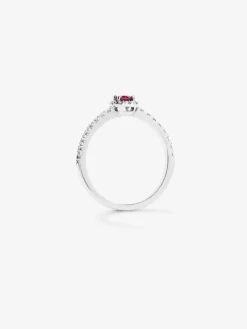 Anillo de oro blanco de 18K con rub&iacute; en talla brillante de 0,26 cts y diamantes blancos en talla brillante de 0,26 cts