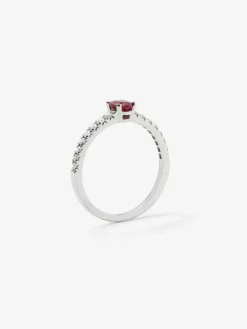 Anillo de oro blanco de 18K con rub&iacute; rojo en talla oval de 0,2 cts y diamantes en talla brillante de 0,1 cts