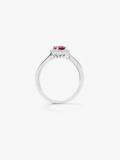 Anillo de oro blanco de 18K con rub&iacute; rojo vivid en talla oval de 0,53 cts y diamantes blancos en talla brillante de 0,18 cts