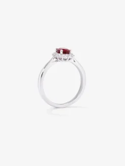 Anillo de oro blanco de 18K con rub&iacute; rojo vivid en talla oval de 1 cts y diamantes blancos en talla brillante de 0,26 cts