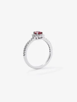 Anillo de oro blanco de 18K con rub&iacute; rojo intenso en talla oval de 0,52 cts y diamantes blancos en talla brillante de 0,29 cts