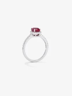 Anillo de oro blanco de 18K con rub&iacute; rojo intenso en talla oval de 0,68 cts y 30 diamantes en talla brillante con un total de 0,31 cts