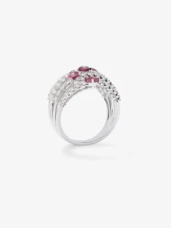Anillo de oro blanco de 18K con 60 diamantes en talla brillante con un total de 1 cts y 5 rub&iacute;es rojos en talla pera con un total de 1,14 cts