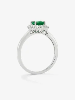 Anillo de oro blanco de 18K con esmeralda verde en talla oval de 0,5 cts y diamantes en talla brillante con un total de 0,18 cts