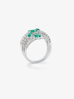 Anillo de oro blanco de 18K con 60 diamantes en talla brillante de con un total 1,02 cts y 5 esmeraldas verdes en talla pera con un total de 0,92 cts