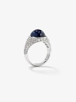 Anillo de oro blanco de 18K con zafiro azul en talla oval de 8,68 cts y 92 diamantes en talla brillante con un total de 1,23 cts