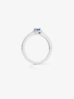 Anillo de oro blanco de 18K con zafiro azul en talla oval de 0,31 cts y 26 diamantes en talla brillante con un total de 0,216cts