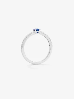 Anillo de oro blanco de 18K con zafiro azul en talla oval de 0,3 cts y brazo de 16 diamantes en talla brillante con un total de 0,2 cts
