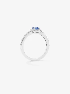 Anillo de oro blanco de 18K con zafiro azul en talla brillante de 0,35 cts y orla y brazo de 24 diamantes en talla brillante con un total de 0,32 cts