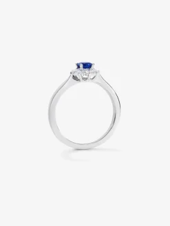 Anillo de oro blanco de 18K con zafiro azul royal en talla brillante de 0,38 cts y diamantes blancos en talla brillante de 0,28 cts