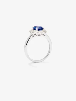 Anillo de oro blanco de 18K con zafiro azul en talla oval de 1,5 cts y 12 diamantes en talla brillante con un total de 0,53 cts