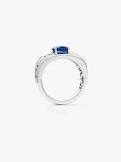 Anillo de oro blanco de 18K con zafiro azul royal en talla cushion de 1,56 cts y 96 diamantes en talla baguette y brillante con un total de 0,71 cts