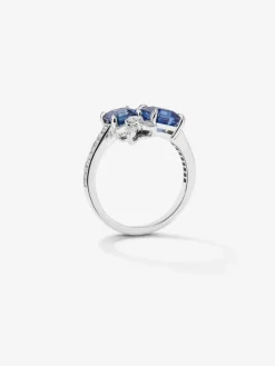 Anillo de oro blanco de 18K con 2 zafiros azules en talla octogonal con un total de 1,09 cts y 17 diamantes en talla brillante con un total de 0,16 cts