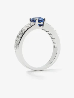 Anillo de oro blanco de 18K con zafiro azul vivid en talla oval de 1,292 cts y 32 diamantes en talla brillante con un total de 0,6 cts