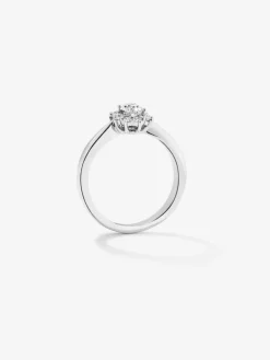 Anillo de oro blanco de 18K con diamante blanco central en talla oval de 0,3 cts y orla de 10 diamantes en talla brillante con un total de 0,18 cts