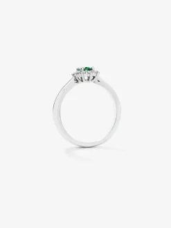 Anillo de oro blanco de 18K con esmeralda verde en talla oval y diamantes blancos en talla brillante