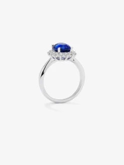 Anillo de oro blanco de 18K con zafiro azul royal en talla oval de 2,33 cts y orla de 12 diamantes en talla brillante con un total de 0,52 cts