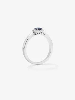 Anillo de oro blanco de 18K con zafiro azul royal en talla oval y diamantes en talla brillante
