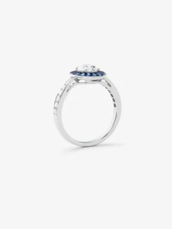 Anillo de oro blanco de 18K con 15 diamantes en talla brillante con un total de 0,88 cts y 14 zafiros azules en talla trapecio con un total de 0,67 cts