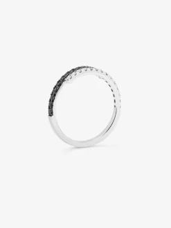 Anillo de oro blanco de 18K con 14 diamantes blancos en talla brillante con un total de 0,17 cts y 14 diamantes negros en talla brillante con un total de 0,19 cts