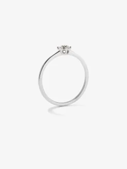 Anillo de oro blanco de 18K con 7 diamantes en talla brillante con un total de 0,07 cts y forma de estrella